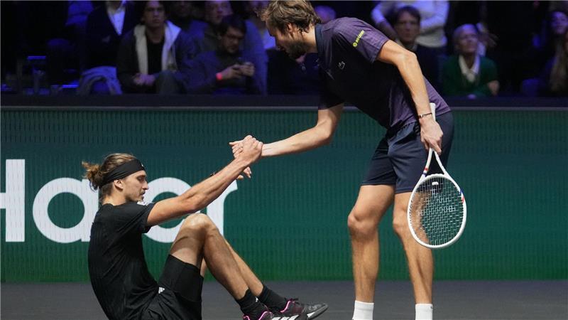 Zverev besiegt Angstgegner und fordert Sinner im Halbfinale Daniil Medwedew hilft Alexander Zverev (l) nach einem Sturz auf.