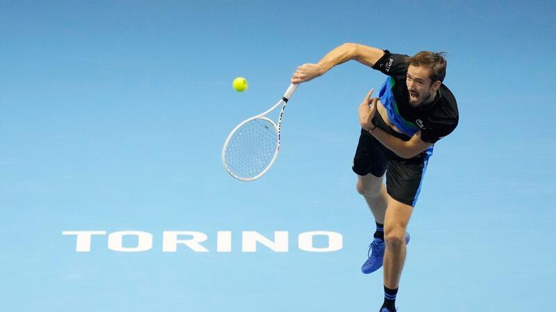 Alcaraz schlägt Medwedew: Zverev ohne Chance auf Halbfinale Daniil Medwedew musste sich gegen Wimbledon-Sieger Carlos Alcaraz geschlagen geben.