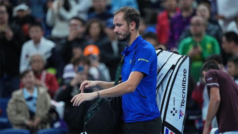 102. Turniersieg: Tennisstar Djokovic triumphiert in Peking Daniil Medwedew verlässt den Platz, nachdem er disqualifiziert wurde.