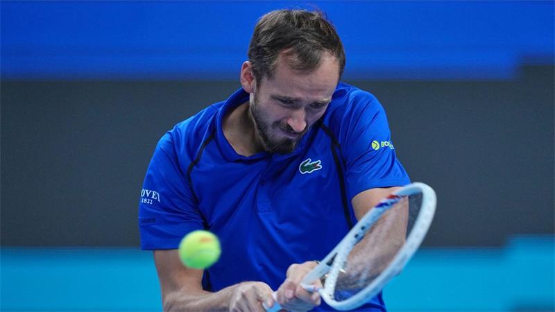 Medwedew disqualifiziert: Djokovic im Finale von Peking Daniil Medwedew wurde im Halbfinale gegen Novak Djokovic disqualifiziert.