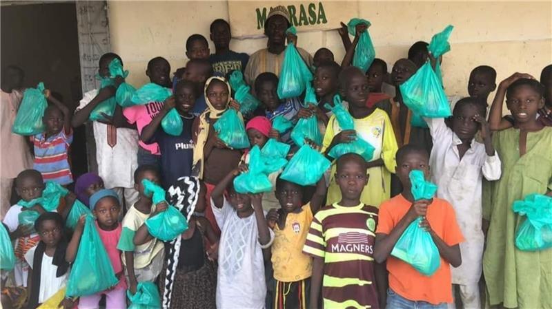 Dank Familie Jobe können sich Schüler über ein Starterpaket mit Ausstattung für den Schulalltag freien.