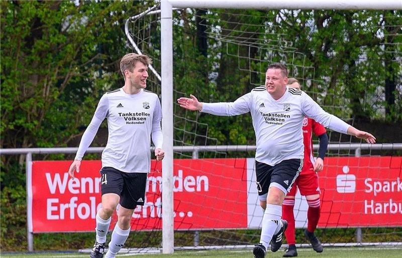Dank Mirco Detje (rechts) jubelte Hedendorf spät und ist eine Runde im Kreispokal weiter.