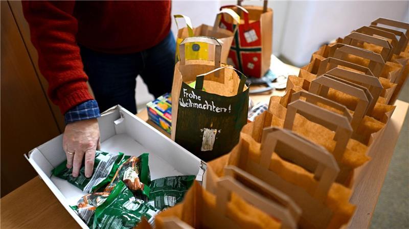 Wer Bedürftige beschenken will, hat viele Möglichkeiten Dank Spenden bekommen viele Gefangene in Bremen zu Weihnachten eine Tüte mit Leckereien. (Archivbild)