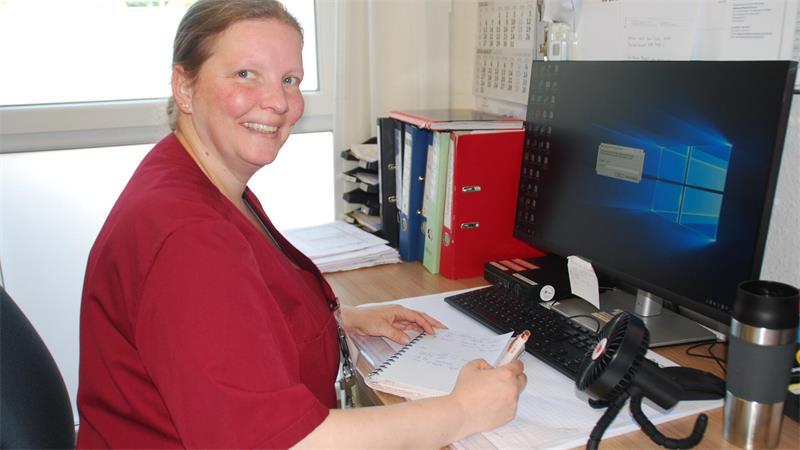 Temperaturen bis 35 Grad: Wie sich ein Seniorenheim in Apensen wappnet Dank Ventilator kein Hitzestress am Arbeitsplatz: Die stellvertretende Pflegedienstleiterin Nicole Stöver.