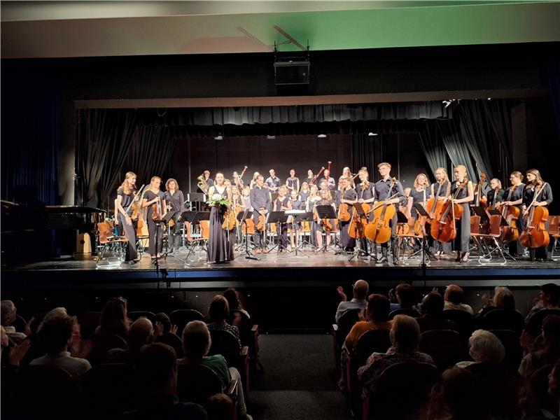 Dank an Antonia Sibila: Die Konzertmeisterin spielte die Solo-Violine im Stück „Danse macabre“ mit warmem Ton.