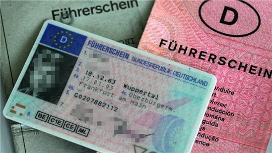 Dank der Führerschein-App könnte das Mitfahren der physischen Führerscheine bald der Vergangenheit angehören.