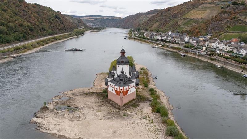 Dank der langsam steigenden Rheinpegel können vielfach die Fähren wieder verkehren - so wie hier in Kaub in Rheinand-Pfalz.