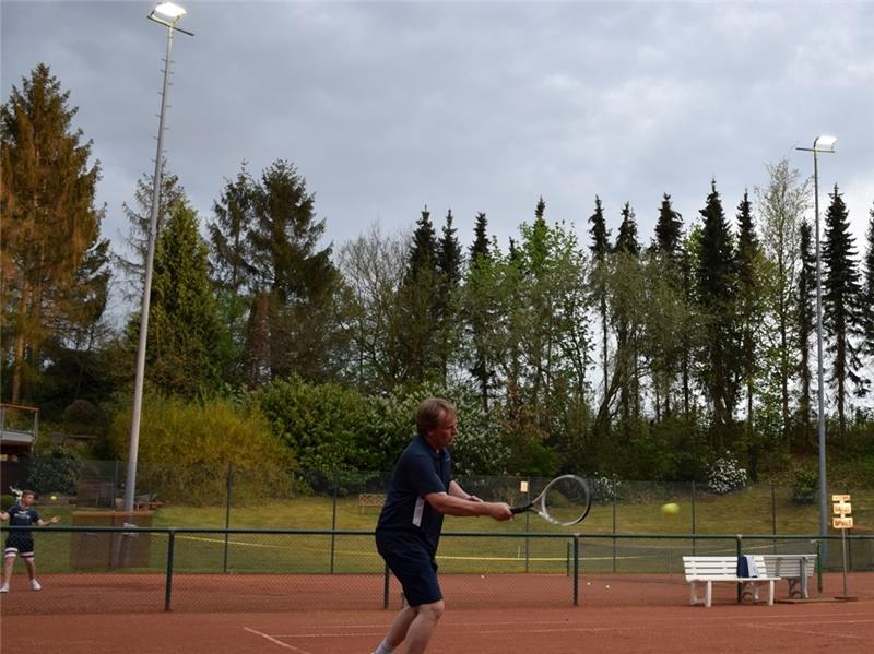 Dank der neuen Flutlichtanlage kann beim TC Nottensdorf bis in die Abendstunden Tennis gespielt werden.