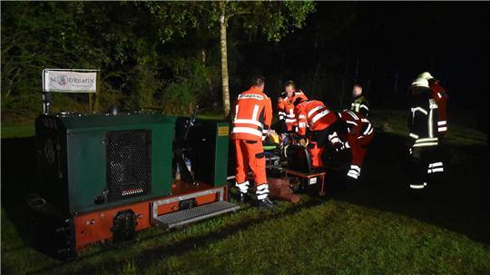 Dank des Rettungstransportsystems der Moorbahn, die mit zwei Lokomotiven im Einsatz war, konnte der Verletzte zügig zum Rettungswagen am Bahnhof transportiert werden.