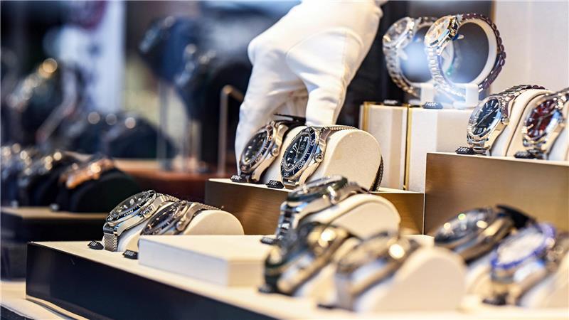 Im Schaufenster eines Juweliergeschäfts werden Luxusuhren präsentiert.