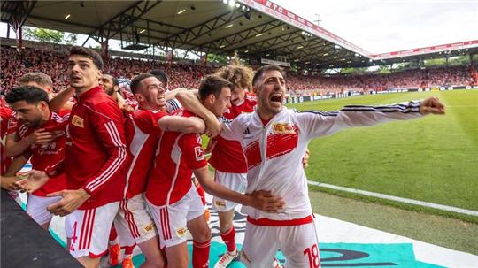 Dank eines späten Elfmeter-Tores bejubeln die Spieler von Union Berlin den Klassenerhalt.