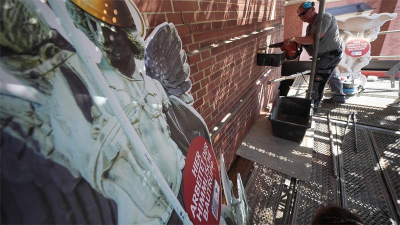 Dank großzügiger Spenden in Höhe von 1,3 Millionen Euro kann die Gemeinde St. Michaelis den Turm der Hamburger Hauptkirche sanieren.