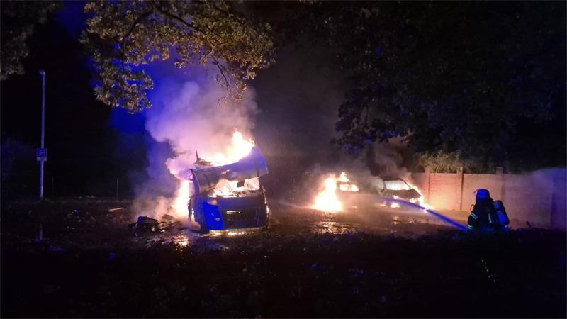 Dank ihres schnellen Eingreifens verhinderten die Feuerwehrleute, dass die Flammen auf die Friedhofskapelle übergreifen.