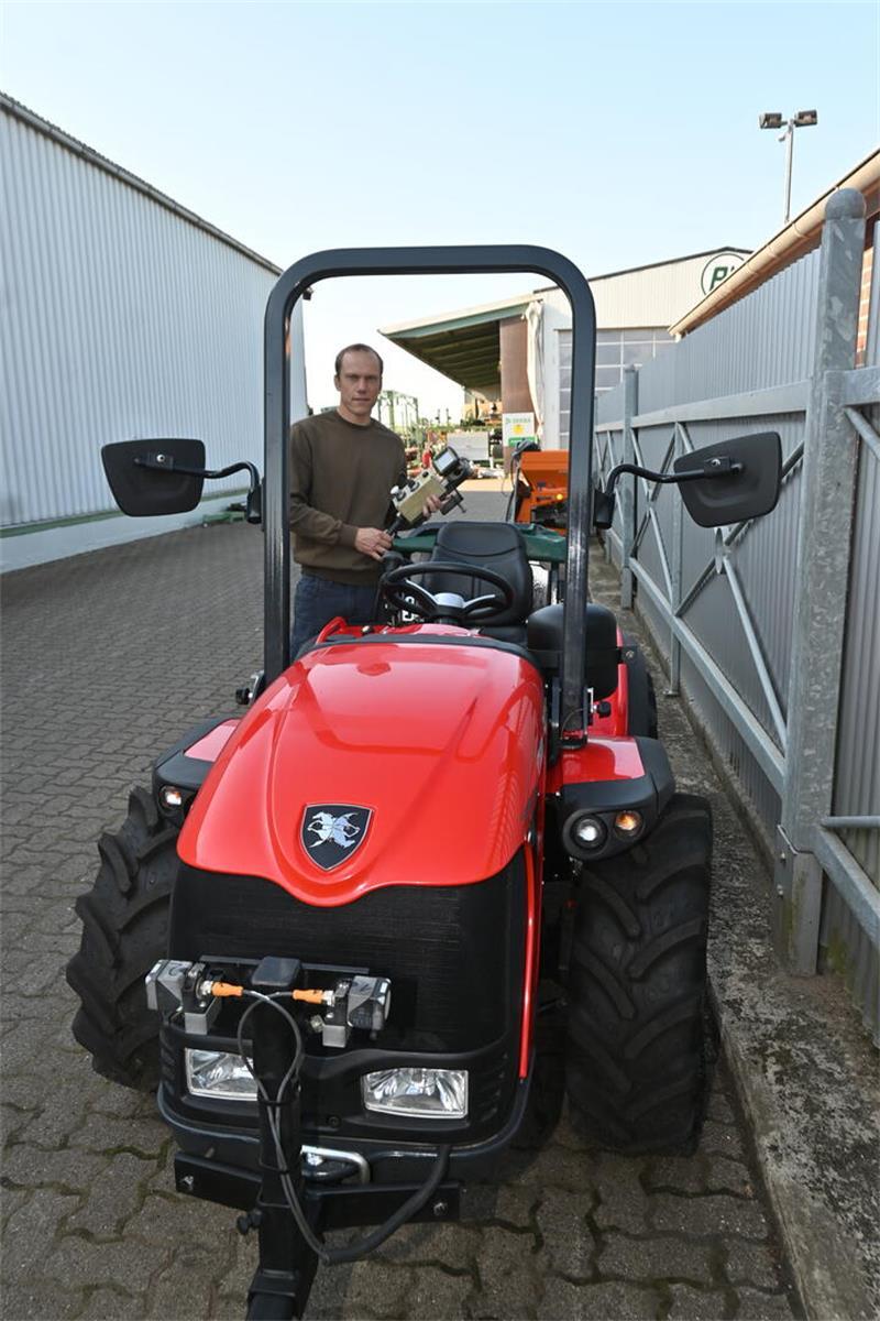 Die Daniel Düsentriebs des Alten Landes: Wo der Erfindergeist zu Hause ist Dank modernster Technik kann der Schlepper von der Arbeitsbühne aus gesteuert werden.