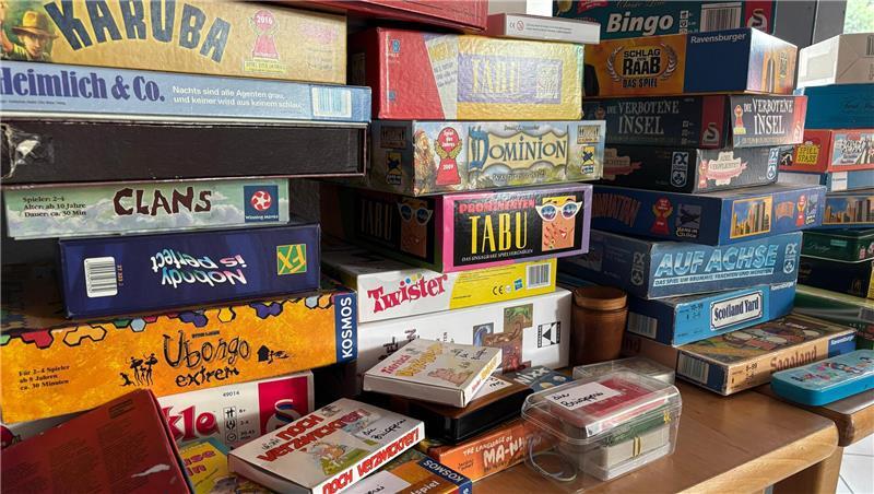 Estebrügges Jugendliche feiern ihren neuen Treffpunkt im Dorf Dank zahlreicher Spielspenden haben die Jugendlichen reichlich Material zum Zeitvertreib.