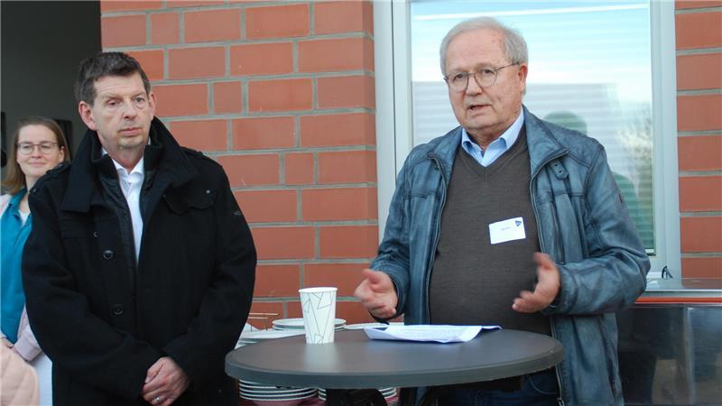 Dankesreden bei der Einweihung zur Praxiserweiterung: Hausarzt Marco Robinson (links) und Sauensieks Bürgermeister Rolf Suhr.