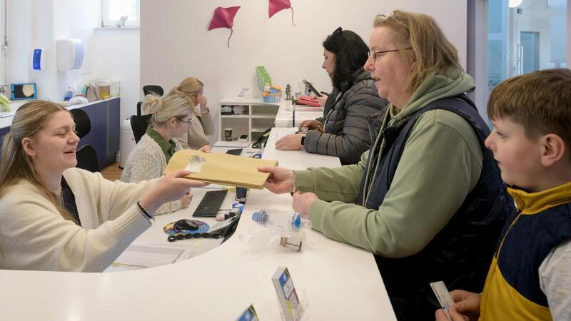 Dann lassen Sie mal sehen: Auszubildende Ida Heuer nimmt die Unterlagen von Heike Reichelt aus Loxstedt entgegen.