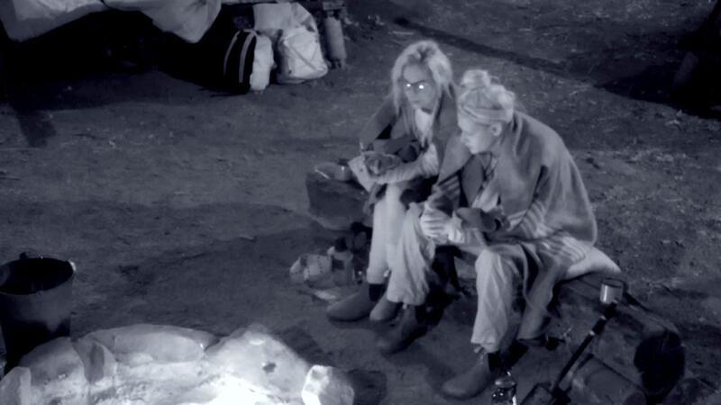Danni Büchner (links) erzählt Sarah Knappik am Lagerfeuer von ihren Erfahrungen mit häuslicher Gewalt. 