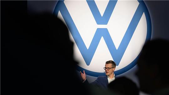 Danny Auerswald, Sprecher der Geschäftsführung von Volkswagen Sachsen, spricht bei einer Feierstunde zum 35. Jubiläum von Volkswagen Sachsen vor mehreren Tausend Mitarbeitern.