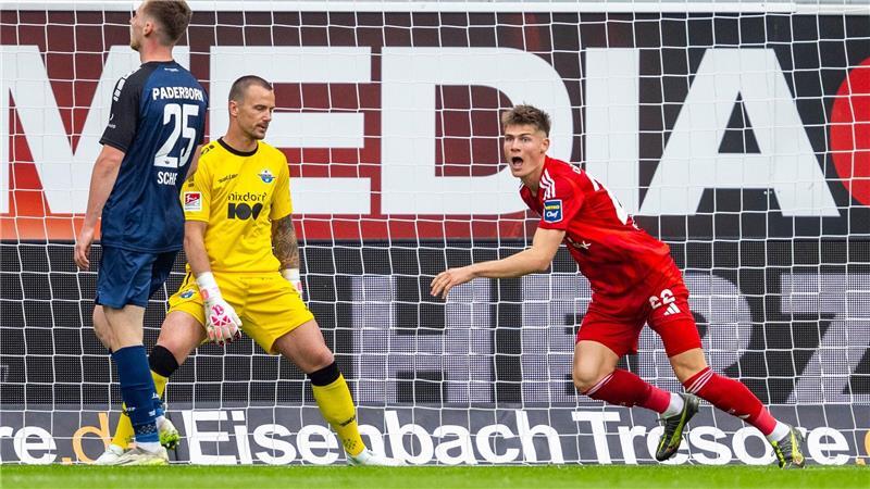 Fortuna punktet trotz Mini-Bank gegen Paderborn Danny Schmidt trifft zum 1:0 für Düsseldorf.
