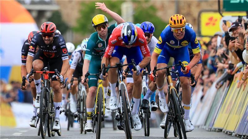 Pogacar über Jury bei Deutschland Tour: „Schlechte Arbeit“ Danny van Poppel gewinnt den Sprint, wird von der Jury aber zurückgestuft. Es gewinnt Soren Waerenskjold (r).