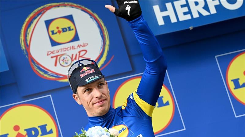 Starke Geste: Radstar Lipowitz bei D-Tour als Wasserträger Danny van Poppel trägt nun das Blaue Trikot des Gesamtführenden der Deutschland Tour.