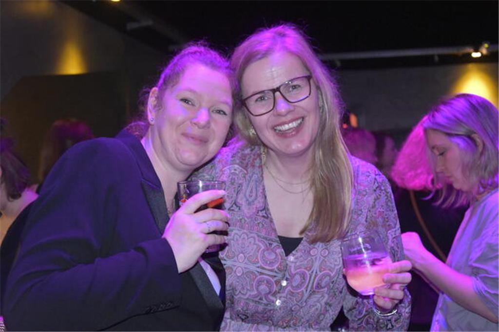 Dany Wetekam und Tanja Cohrs(rechts) haben Spaß in Buxtehude.