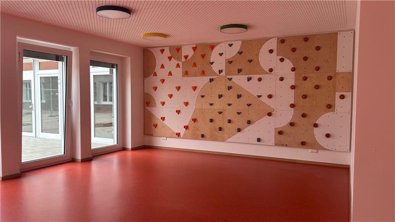 Kletterwand und Lesekojen: Die ersten Tage in der neuen Grundschule Hammah Darauf freuen sich die meisten Kinder: Die Kletterwand im Raum für Lautes Spielen.