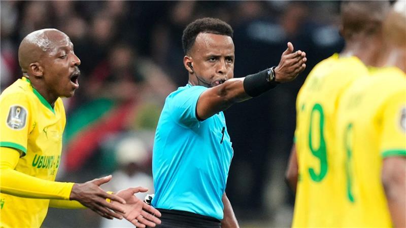 Wie die Debatte um US-Einreiseverbote die WM belastet Darf keine WM-Spiele pfeifen: Omar Artan, Afrikas bester Schiedsrichter des vergangenen Jahres. (Archivbild)