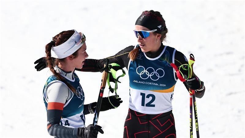 Darija Neprjajeva (l) nahm während des Olympia-Rennens versehentlich die Ski von Katharina Hennig Dotzler.