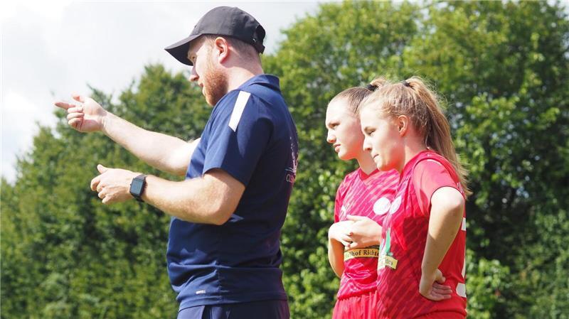 Fußball liegt in seiner DNA: Stelling prägt A/O-Frauenteams Dario Stelling ist mit Frauenfußball quasi aufgewachsen.