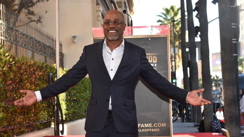 Darius Rucker strahlt über das ganze Gesicht. Der Musiker hat jetzt einen Stern auf dem Hollywood Walk of Fame.
