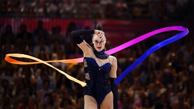 Darja Varfolomeev aus Deutschland führt bei der Weltmeisterschaft der Rhythmischen Sportgymnastik ihre Kür auf.