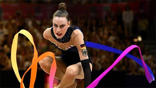 Darja Varfolomeev führt ihre Kür bei der Weltmeisterschaft der Rhythmischen Sportgymnastik auf.