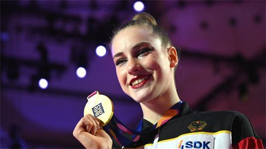 Darja Varfolomeev zeigt ihre Goldmedaille.
