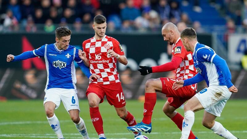 Darmstadt (blaue Trikots) und Mainz trennten sich torlos.