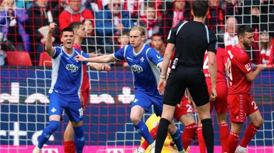 Darmstadts Christoph Klarer (M) jubelt nach seinem Treffer zur 1:0-Führung.