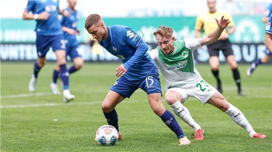 Darmstadts Fabian Nürnberger (links) und Jannik Dehm aus Fürth kämpfen um den Ball.