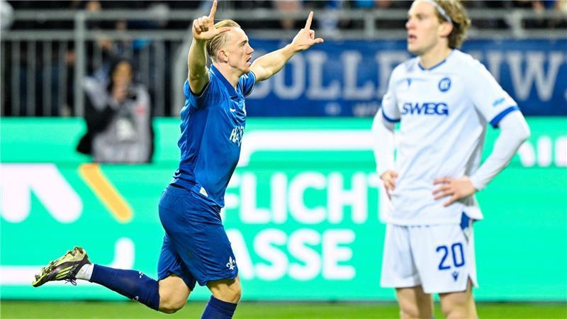 Darmstadts Isac Lidberg jubelt über sein Tor zum zwischenzeitlichen 2:1 gegen Karlsruhe.