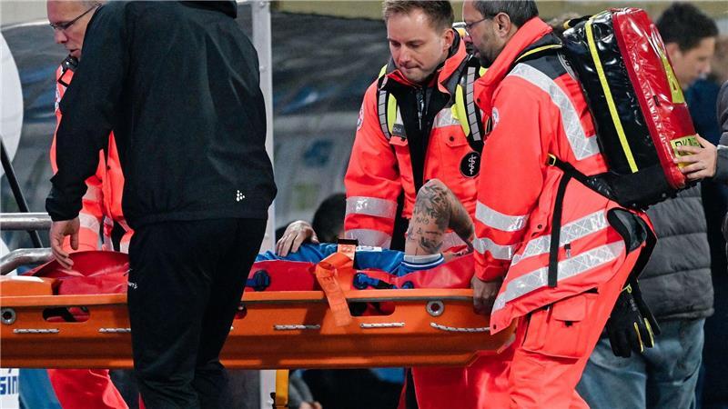 Darmstadts Luca Marseiler musste mit einer Trage vom Spielfeld gebracht werden.