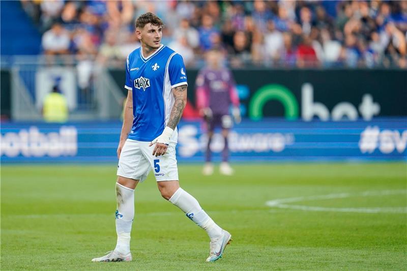 „Eine Frechheit”: Darmstadt hadert mit Referee Darmstadts Matej Maglica verlässt nach seiner roten Karte das Spielfeld.