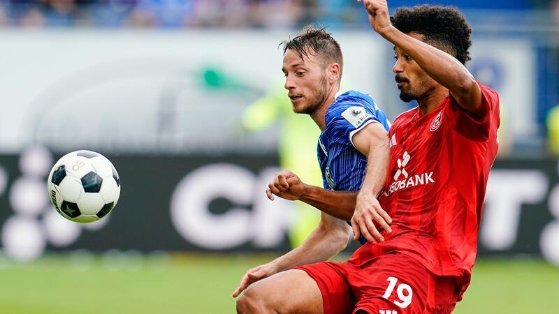 Eigentor und Rote Karte: Düsseldorf gewinnt in Darmstadt Darmstadts Matthias Bader (l) und Düsseldorfs Emmanuel Iyoha trafen am ersten Zweitliga-Spieltag aufeinander.