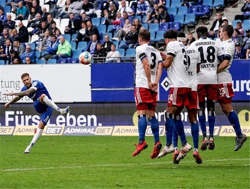 Auch nach 40 Jahren: HSV wartet weiter auf Heimsieg gegen Darmstadt Darmstadts Tobias Kempe (links) tritt einen Freistoß. Foto: Axel Heimken/dpa