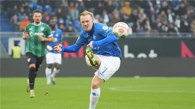 Darmstadts Torjäger Isac Lidberg beim Schussversuch gegen Münster