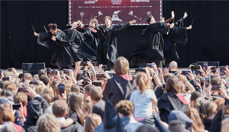 4453 Harry Potter knacken in Hamburg den Weltrekord Darsteller führen auf der Bühne am Hamburger Rathaus einen Tanz aus dem Musical «Harry Potter und das verwunschene Kind» auf.