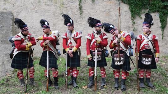 Darsteller schottischer Soldaten nehmen an den 25. Highland Games im Schlosspark Trebsen teil.