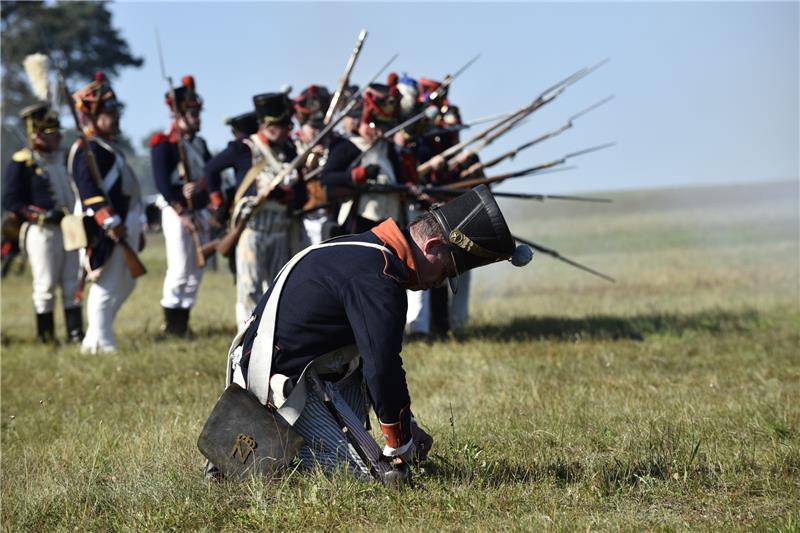 Darsteller spielen am Sonnabend bei Lüben in Niedersachsen die Göhrdeschlacht nach. Foto: dpa