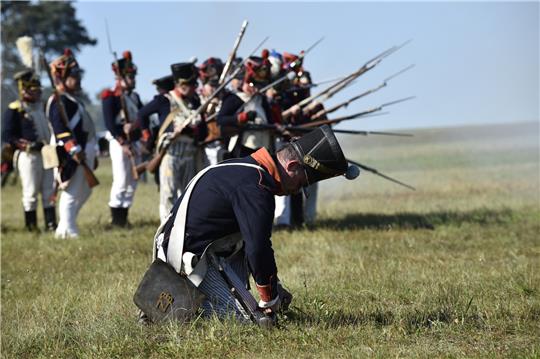 Darsteller spielen am Sonnabend bei Lüben in Niedersachsen die Göhrdeschlacht nach. Foto: dpa