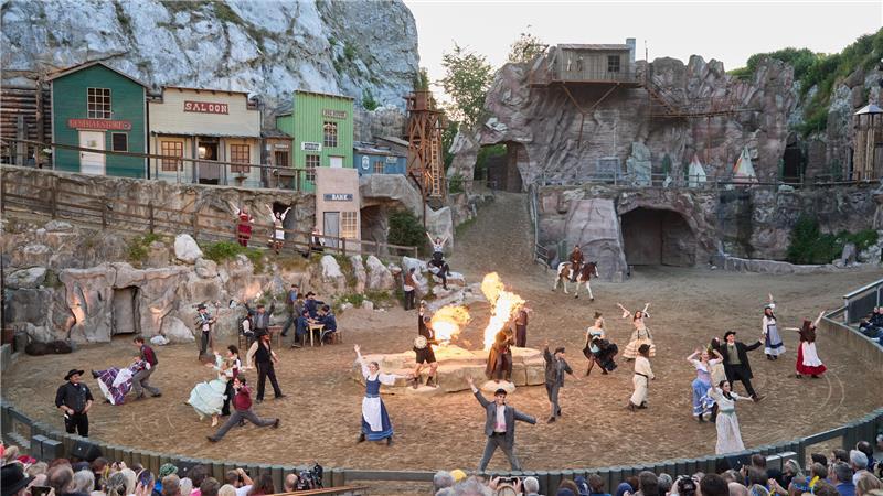 Darsteller während der Premiere von «Winnetou II - Ribanna und Old Firehand» 2024 auf der Bühne der Karl-May-Spiele. (Archivbild)