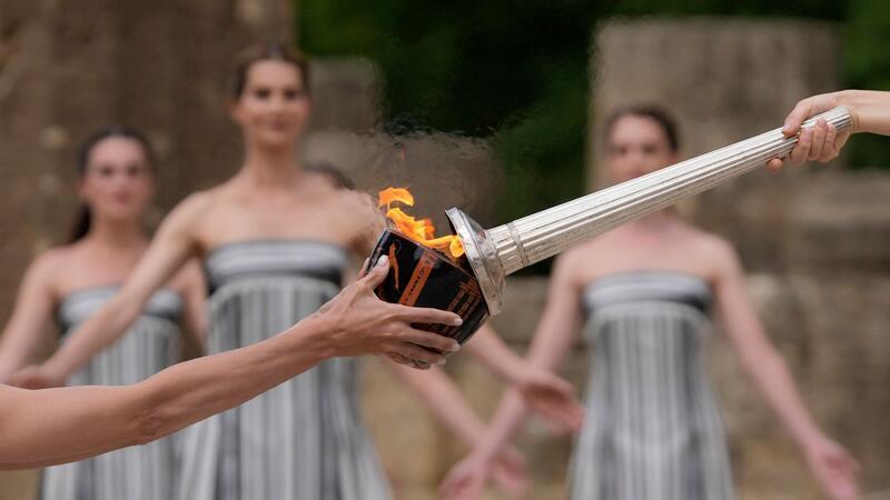 Flamme brennt: Endspurt für Olympia-Macher von Paris Darstellerinnen nehmen an der offiziellen Zeremonie zur Entzündung der Flamme für die Olympischen Spiele in Paris auf dem Gelände des antiken Olympia in Griechenland teil.